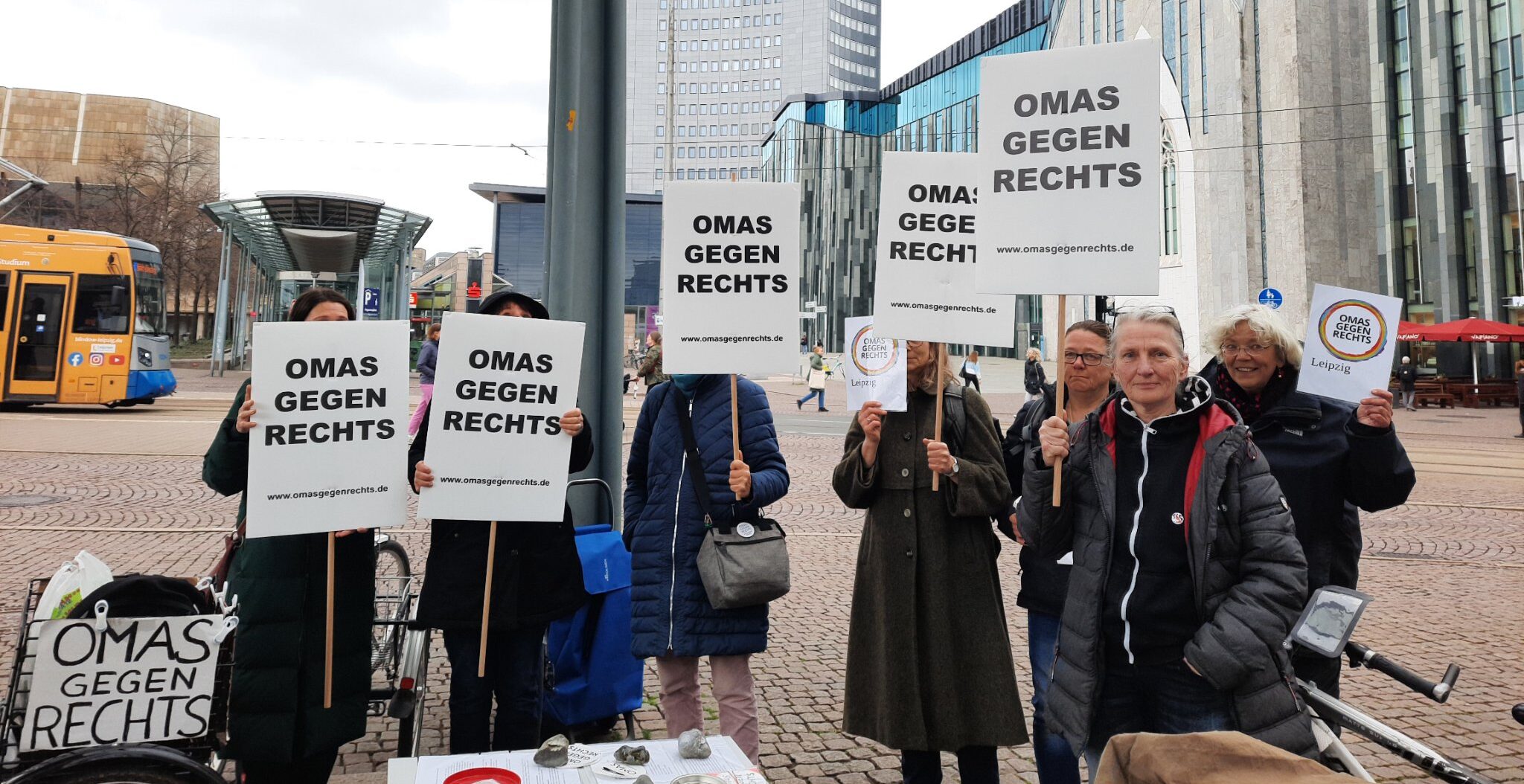 Alt, aber nicht stumm – Omas gegen Rechts Infostand